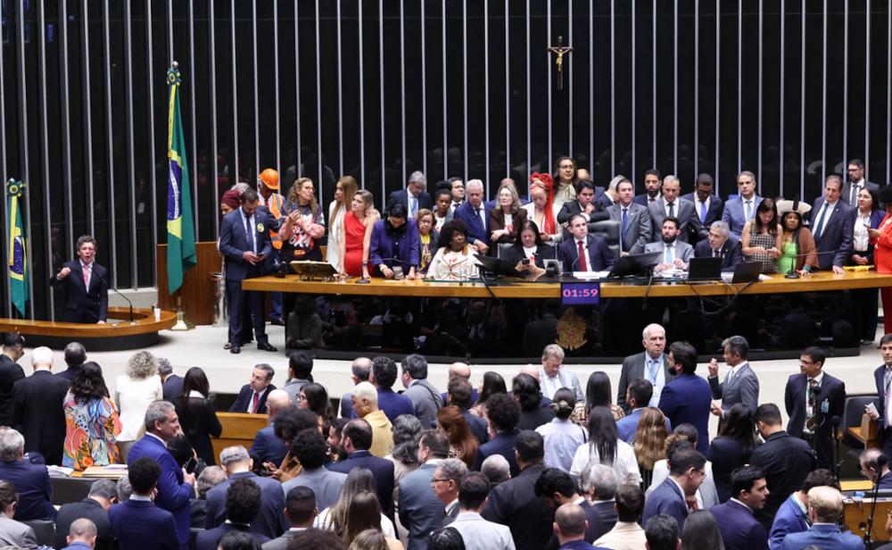 Câmara aprova fim da escala 6x1 com apoio de baianos, mas proposta ainda enfrenta incertezas no Senado